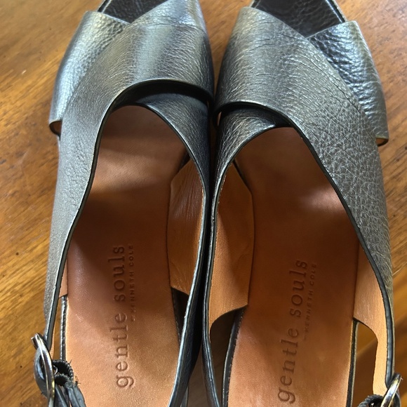 Gentle Souls Black Leather Demi-Wedge Criss Cross Sandals (8M/39 Euro) - Picture 3 of 7